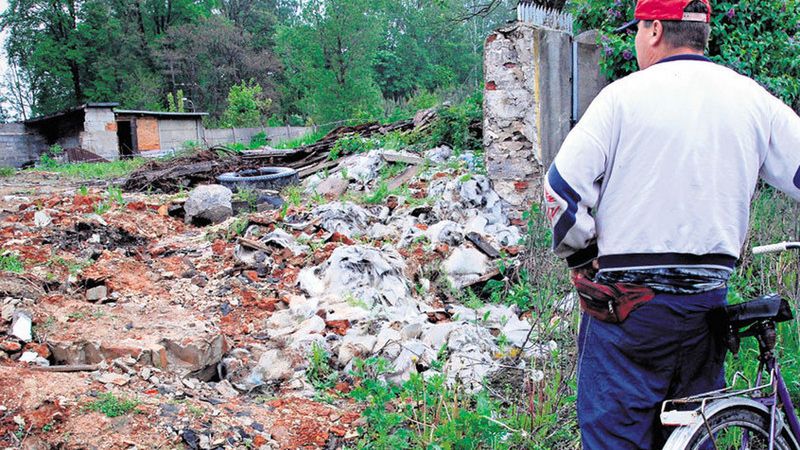 Śmietnisko pod Emilią tuż przy drodze krajowej nr 1