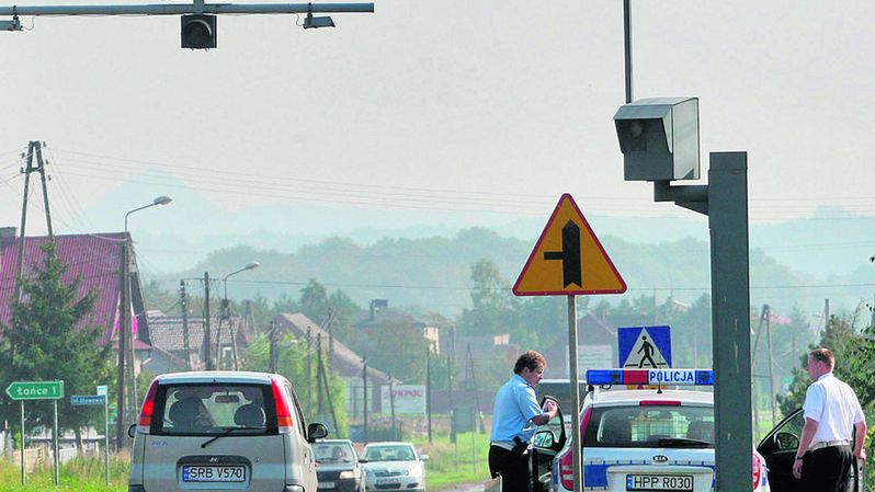 Kierowcy zdejmują nogę z gazu przed masztem na fotoradar w Kornowacu