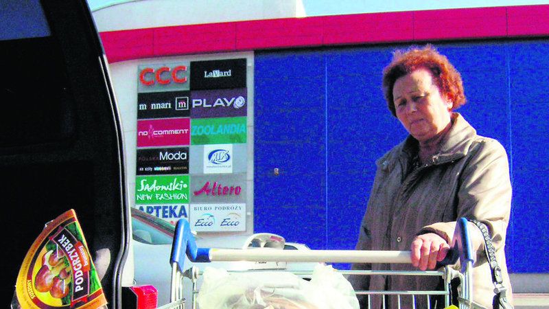 Jolanta Wilińska z Czerwionki-Leszczyn zakupy robi co drugi dzień w osiedlowym sklepiku. Sama prowadzi dom. Zazwyczaj kupuje chleb, po 10 dag szynki i sera żółtego oraz pomidory. Na takie zakupy wydaje ok. 10 zł. - Dzięki temu nie wydaję dużo i nic się nie marnuje - zapewnia.