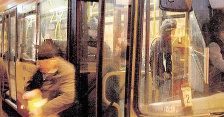 Napadł z tasakiem na pasażera autobusu. Stanie przed sądem