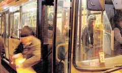 Napadł z tasakiem na pasażera autobusu. Stanie przed sądem