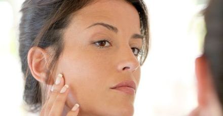 Krem i serum w jednym kosmetyku zwalczającym starzenie się skóry