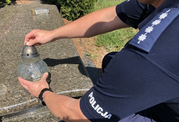 Ukradła pieniądze  konkubina i schowała je na cmentarzu w zniczu.