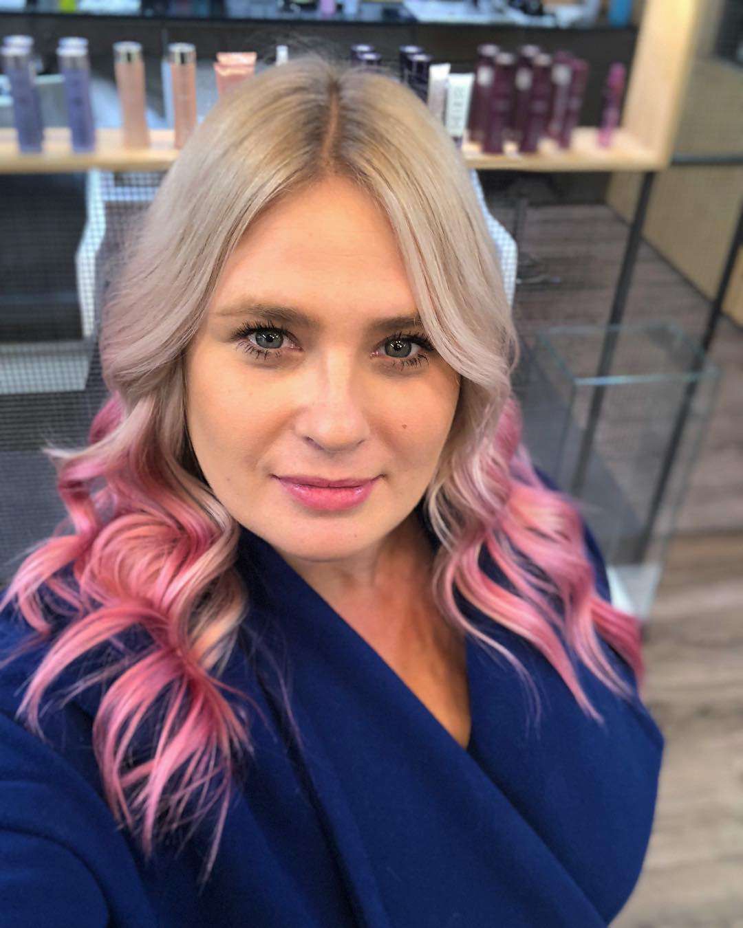 Elżbieta Romanowska w nowych różowych włosach