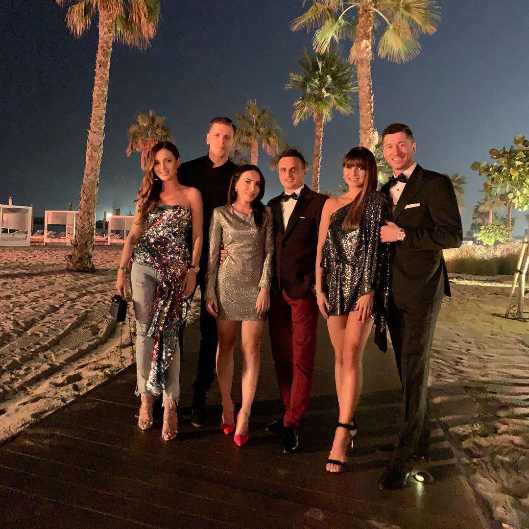 Anna i Robert Lewandowscy, Marina Łuczenki i Wojtek Szczesny, Slawomir Peszko i Anna Peszko w Dubaju