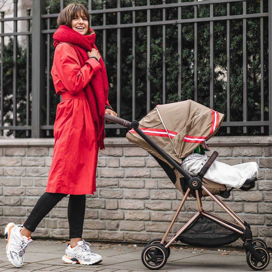 Anna Lewandowska z wózkiem projektu Karoliny Kurkovej
