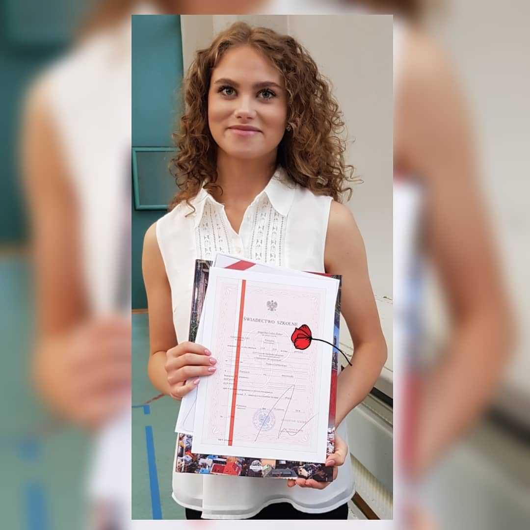 Anna Samusionek pokazała  świadectwo swojej córki