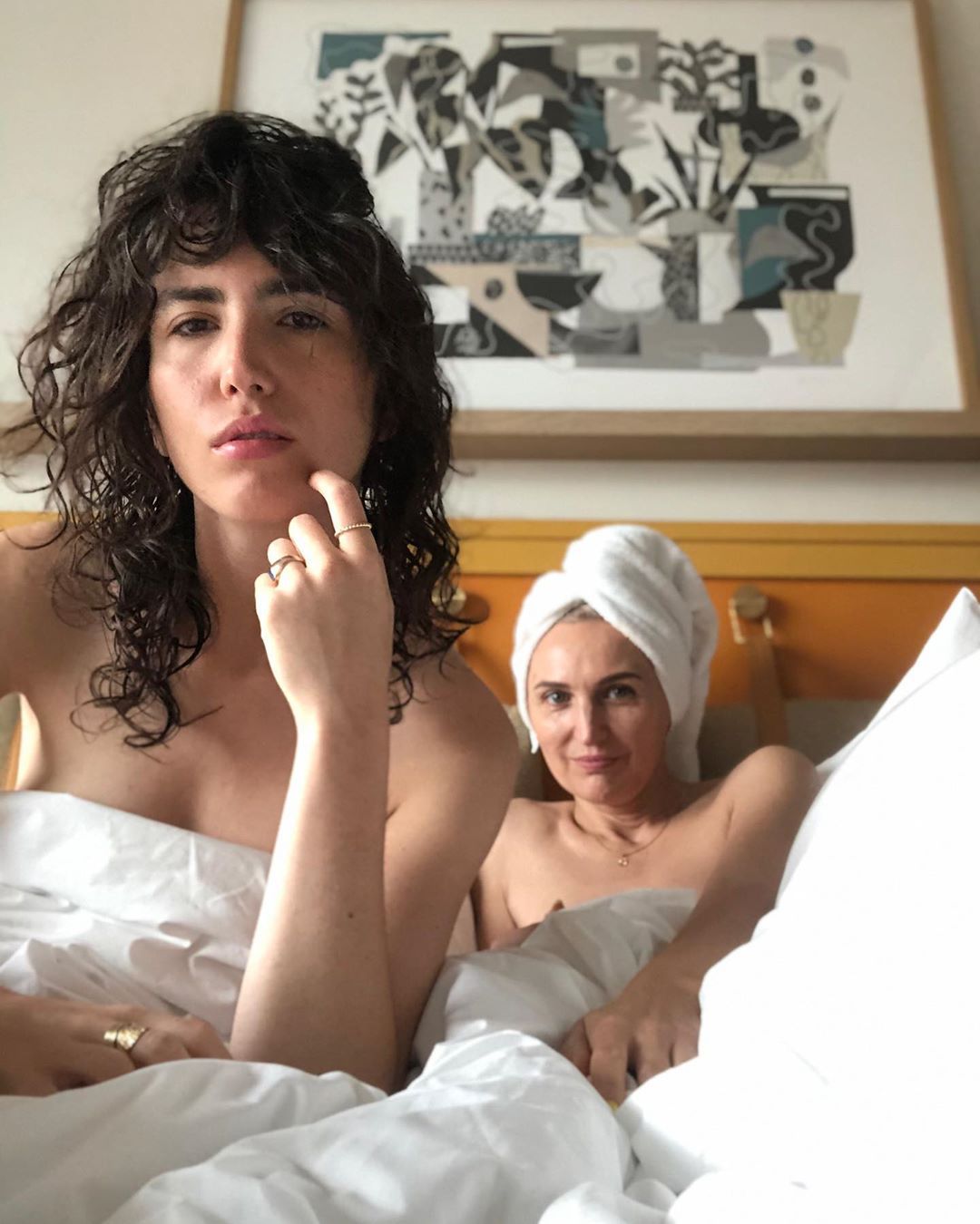 Reni Jusis w łóżku z kobietą