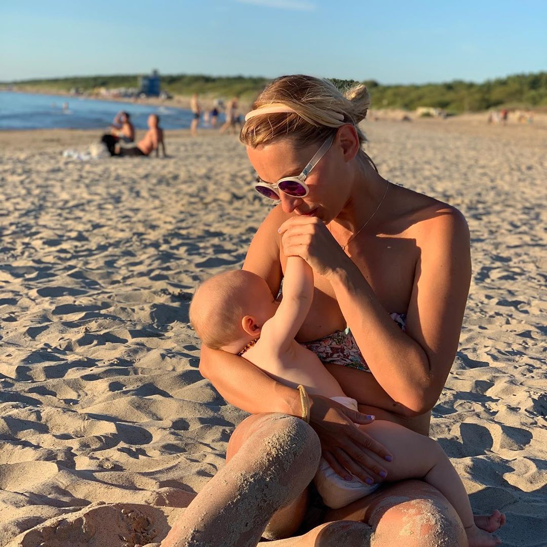 Joanna Moro karmi córkę na plaży