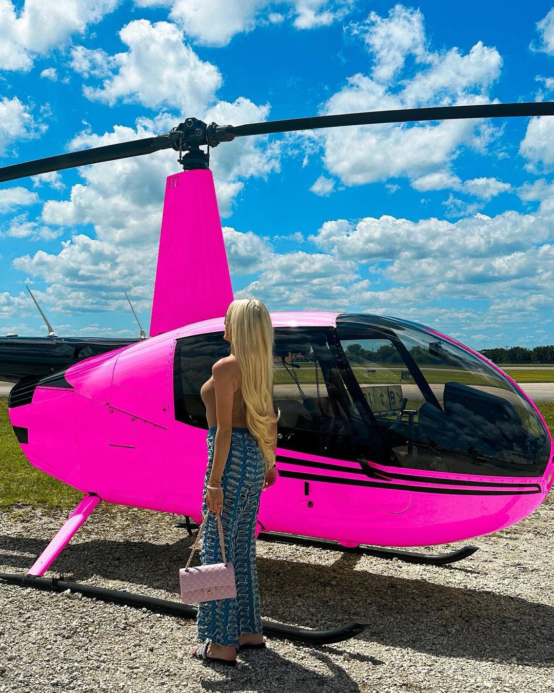 Caroline Derpieński lata helikopterem nad Miami