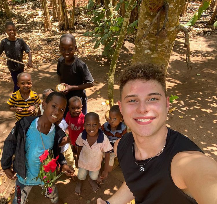 Adam Zdrójkowski w Afryce. Fot. Instagram