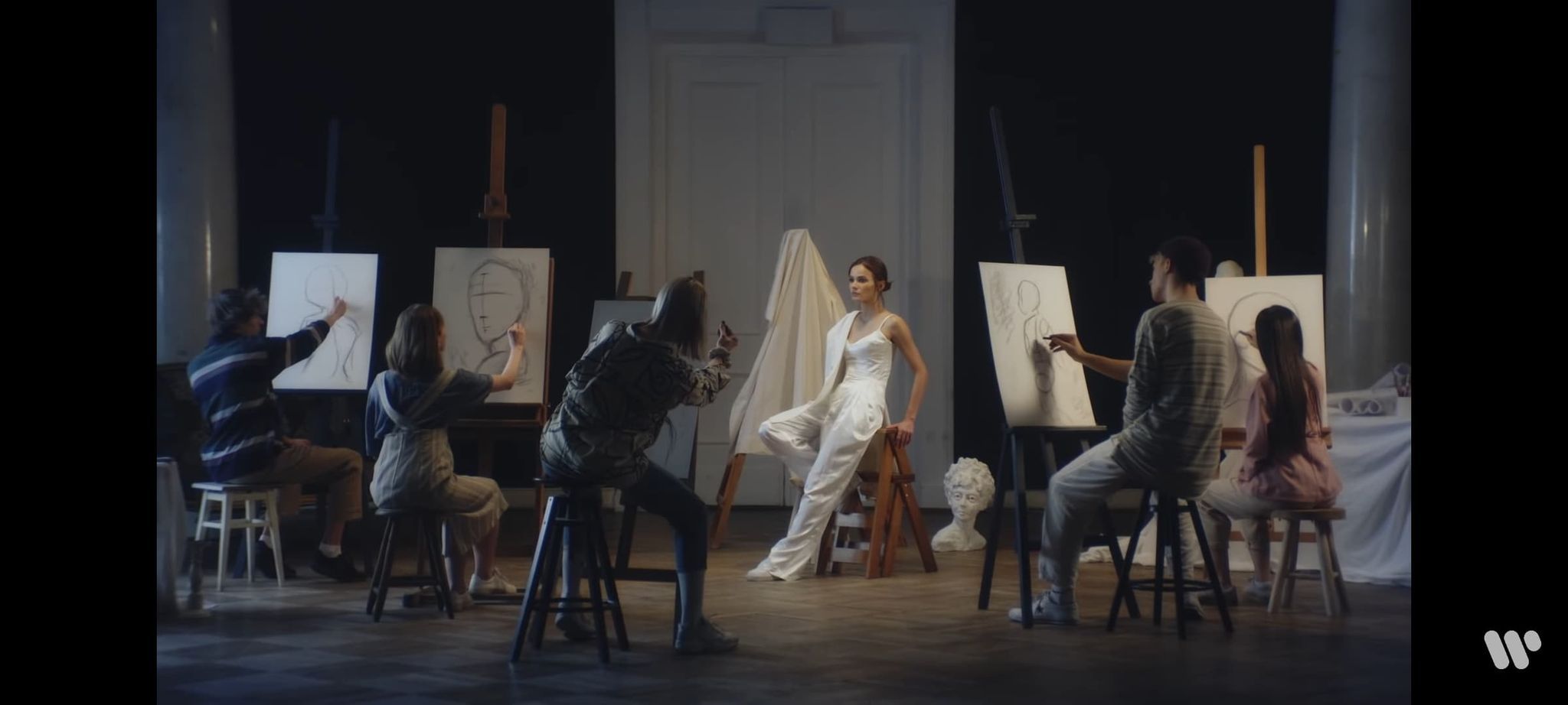 Natalia Szroeder w piosence Powinnam?