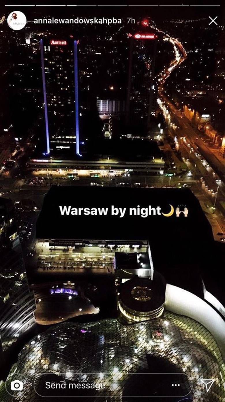 Anna Lewandowska z Klarą Lewandowską podziwia Warszawę nocą