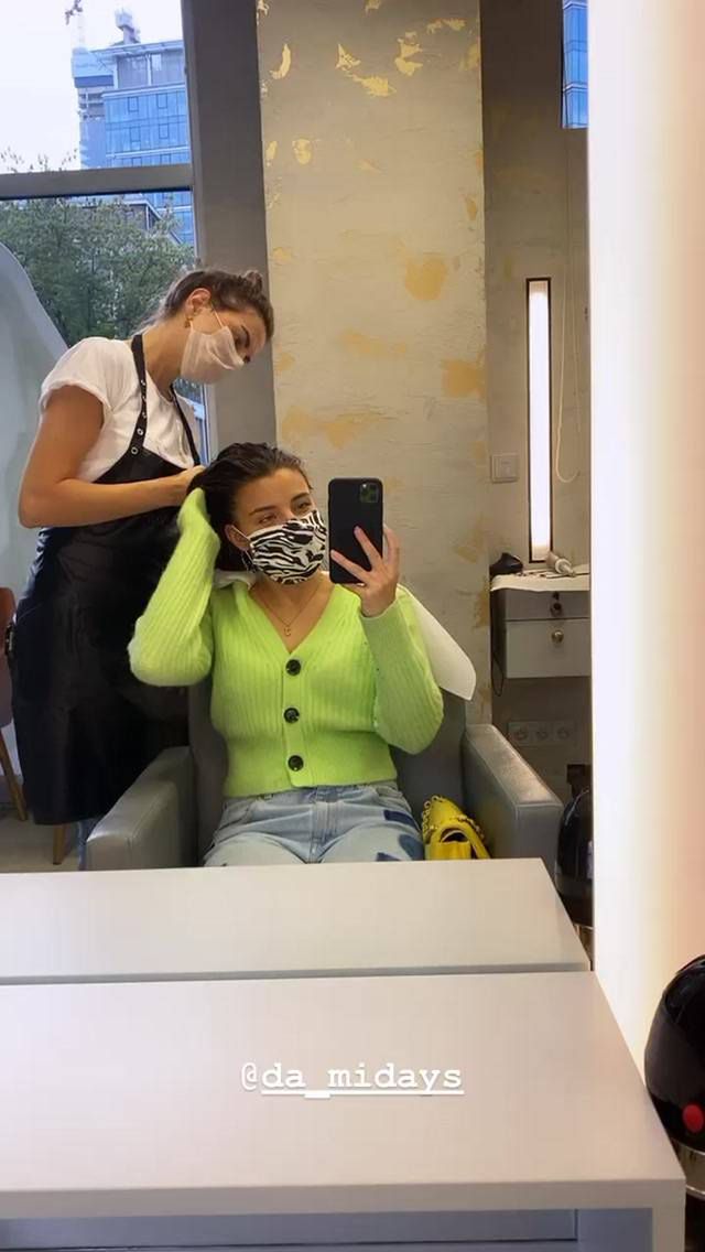 Julia Wieniawa u fryzjera