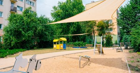 Żagle przeciwsłoneczne dla bezpieczeństwa i komfortu dzieci na placu zabaw