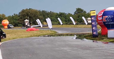 Gorączkowe sprzątnie na Torze Poznań po ulewie! Do mety dojeżdżają pierwsi uczestnicy Tour de Pologne