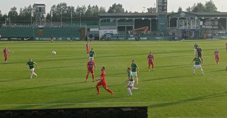 Warta Poznań w końcu z punktem. Mecz z pożegnaniem, VARem, karnym i debiutem