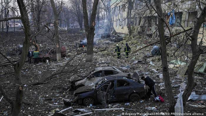 Rada miasta Mariupol: Wyczerpują się ostatnie rezerwy żywności i wody. Na miasto zrzucono ponad sto bomb