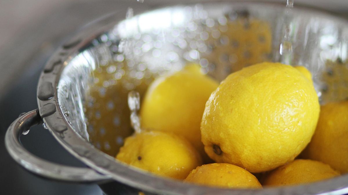 Nie wystarczy płukanie w letniej wodzie, w skórce mogą być toksyny