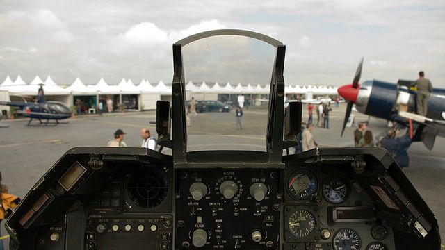 Zdalnie sterowany model F-16 z (niesamowitym) widokiem z pierwszej osoby [wideo] 1