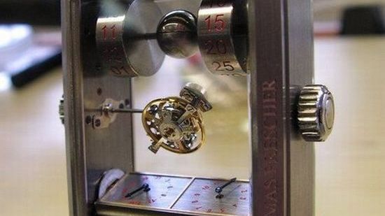 Niesamowity zegarek z mechanizmem tourbillon 1