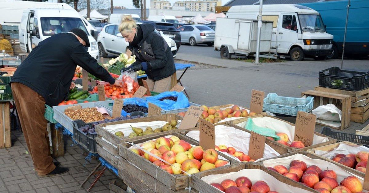 Stalowa Wola: Piątkowy targ. Na straganach dużo pomidorów i jabłek