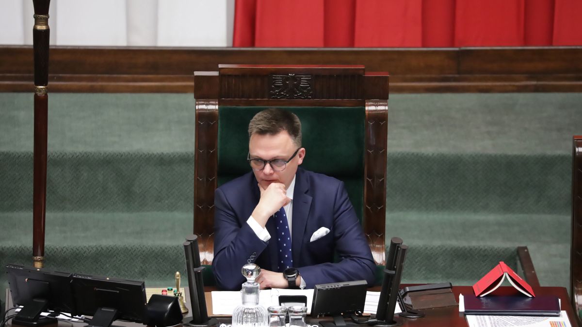 Warszawa, 16.01.2024. Marszałek Sejmu Szymon Hołownia na sali obrad izby w Warszawie, 16 bm. Sejm uchwalił ustawę okołobudżetową na 2024 r., która zakłada m.in. 30-proc. podwyżki dla nauczycieli i dodatkowe 3 mld zł na onkologię i psychologię dziecięcą. (amb) PAP/Tomasz Gzell