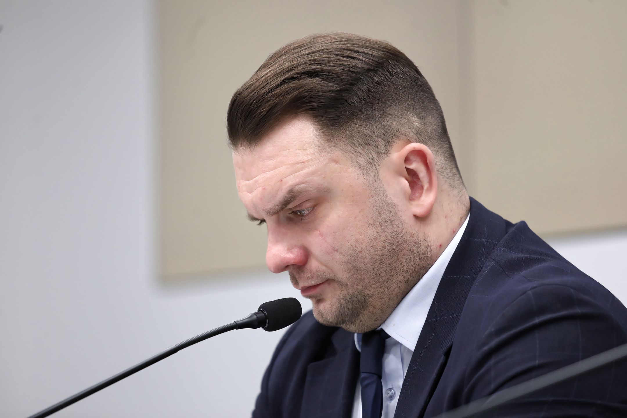 Warszawa, 08.12.2021. Poseł PiS, wiceminister sportu Łukasz Mejza bierze udział w konferencji prasowej w Centrum Prasowym PAP w Warszawie, 8 bm. Konferencja dot. informacji przekazanych pod koniec listopada br. przez Wirtualną Polskę, że Łukasz Mejza założył w przeszłości firmę medyczną, która miała się specjalizować w kosztownym leczeniu nowatorskimi metodami chorych na raka, Alzheimera czy Parkinsona. Według portalu interes Mejzy nie wyszedł, za to pozostawił po sobie wielu oszukanych pacjentów i ich rodziny. (aldg) PAP/Tomasz Gzell