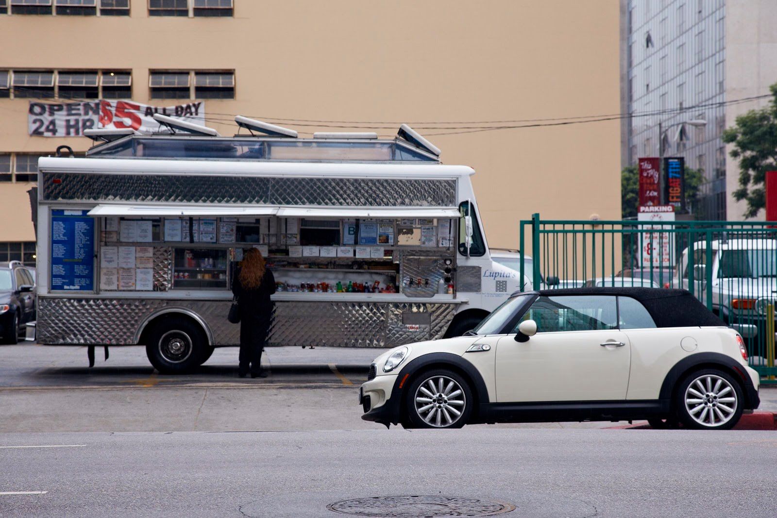Galeria Mini jako celebracja sprzedaży półmilionowego egzemplarza w USA 87