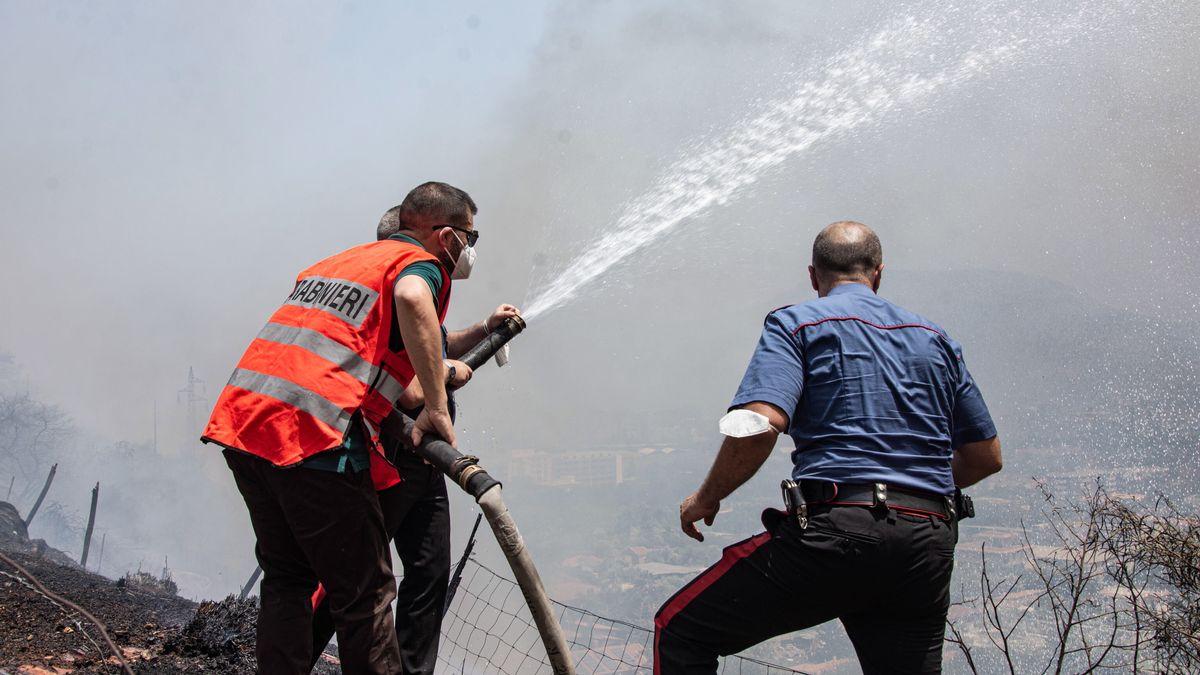 Police officers help locals put out a wildfire approaching houses in Palermo, Sicily, southern Italy, 25 July 2023. Wildfires have swept across Sicily amid Italy's latest heatwave and Palermo airport was briefly closed to traffic in the morning of 25 July. EPA/Francesco Militello Mirto Dostawca: PAP/EPA.
