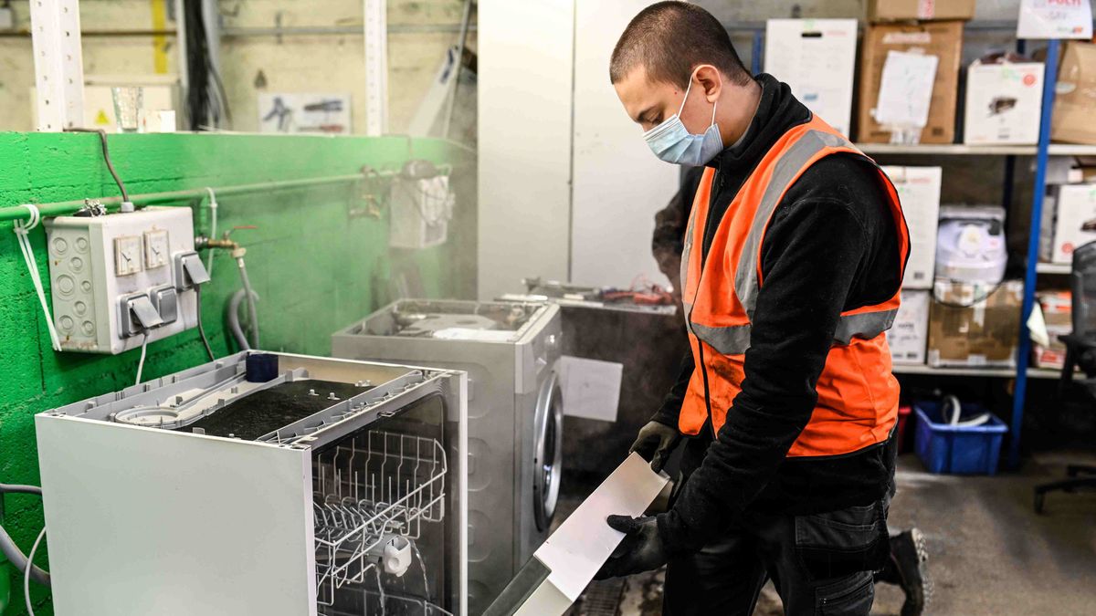 Villeurbanne (eastern France). ENVIE Rhone, voluntary organization and social integration eco company, specialized in the re use and repair of household appliances. It supports its employees in their integration process through the activities of renovation, repair and sale of household appliances. It promotes integration of people into the world of work while offering a second life to electrical and electronic equipment. Dishwasher's workshop. (Photo by: Soudan E/Alpaca/Andia/Universal Images Group via Getty Images)