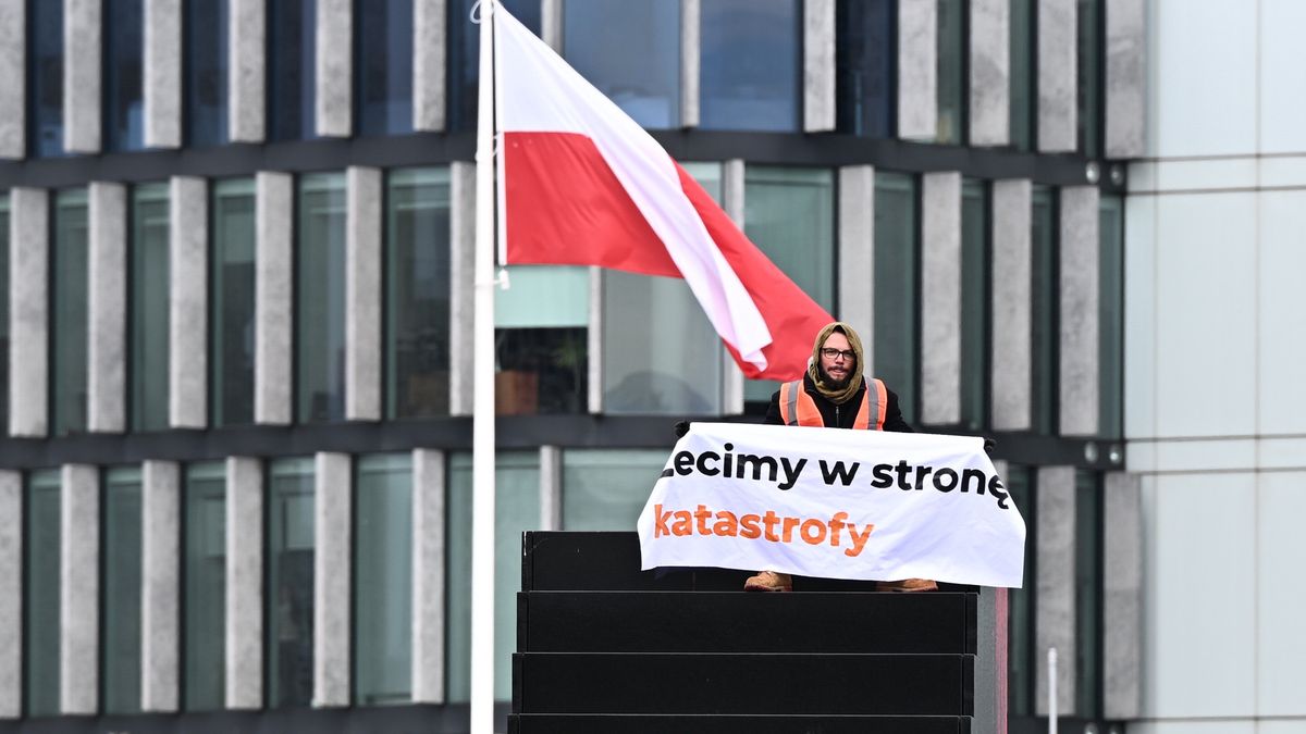 akcja Ostatniego Pokolenia
Radek Pietruszka
akcja, aktywizm klimatyczny, farba, happening, Ostatnie Pokolenie, plac, pomnik