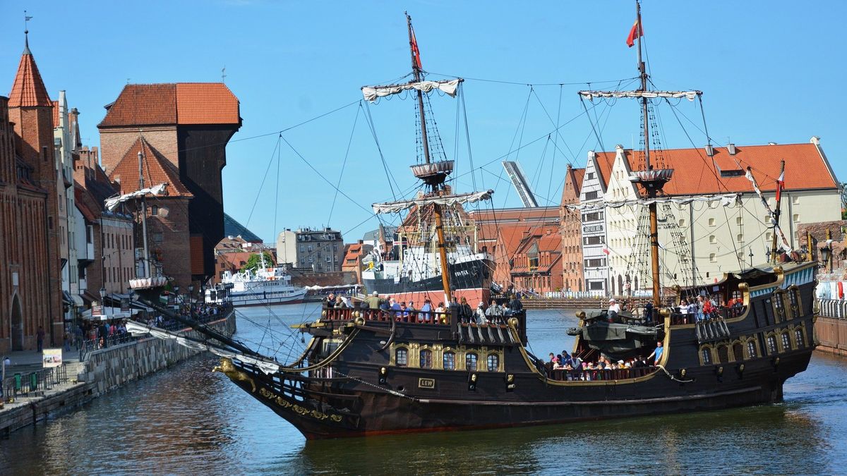 Statek "Czarna Perła" zderzył się w Gdańsku z pogłębiarką