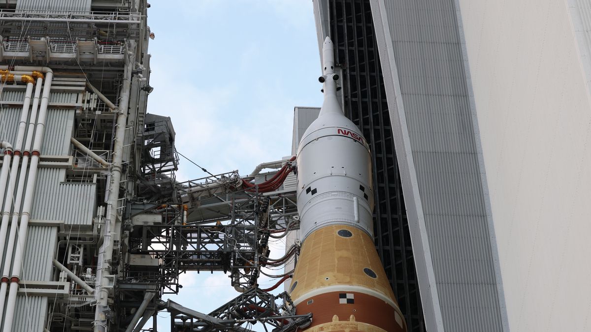 CAPE CANAVERAL, FLORIDA - JANUARY 17:  NASA's Artemis II is rolled from the Vehicle Assembly Building at NASA’s Kennedy Space Center on January 17, 2026 in Cape Canaveral, Florida. NASA's integrated SLS (Space Launch System) rocket and Orion spacecraft for the Artemis II mission are being rolled to Launch Pad 39B ahead of the 10-day mission in February 2026, which will take the crew around the Moon and back to Earth.  (Photo by Joe Raedle/Getty Images)