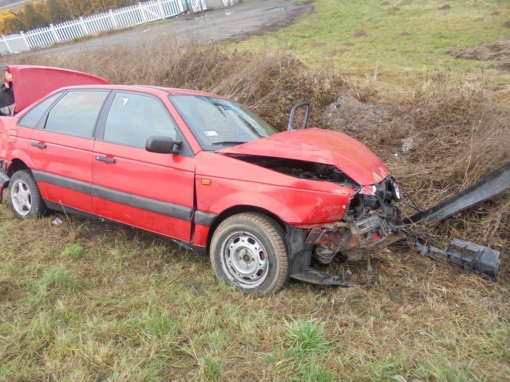 Wypadek samochodu osobowego – wypadł za barierki