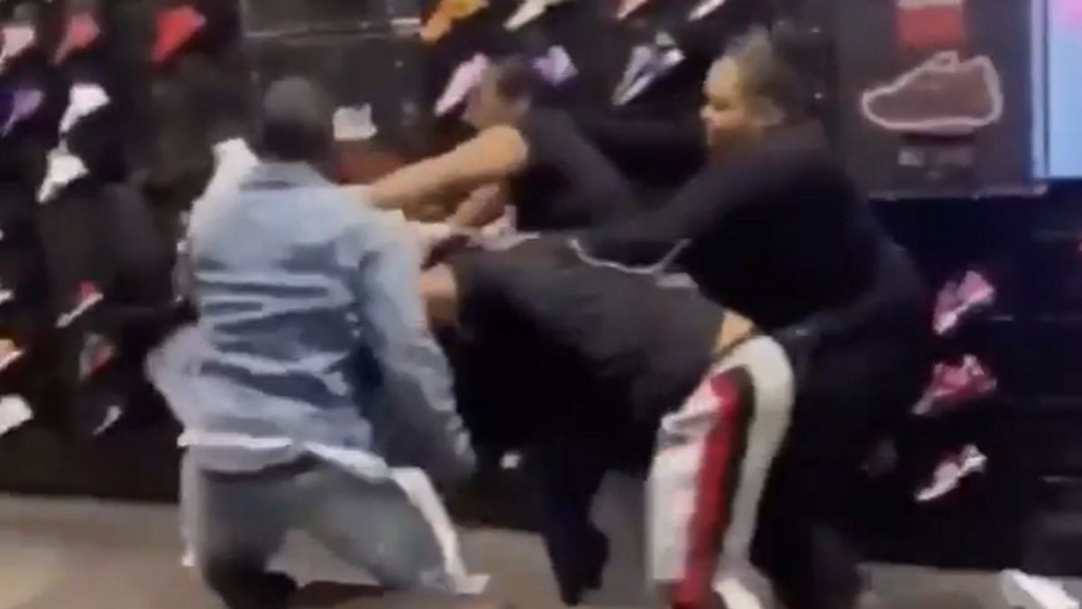 Kobiety pobiły się o parę sportowych butów