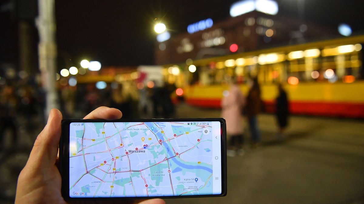 Utrudnienia ruchu w Warszawie (fot. PAP/Radek Pietruszka)