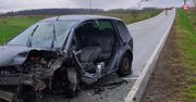 Kraśnik: Zderzenie na prostej drodze. Jeden z kierowców zakleszczony we wraku pojazdu