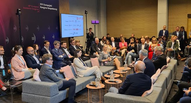 Coraz więcej dezinformacji wokół nas. Jak z nią walczyć? Debata Wirtualnemedia.pl na EKG