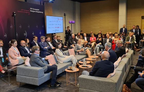 Coraz więcej dezinformacji wokół nas. Jak z nią walczyć? Debata Wirtualnemedia.pl na EKG