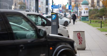 Warszawa rozszerza strefę płatnego parkowania. Czas na Saską Kępę i Odolany