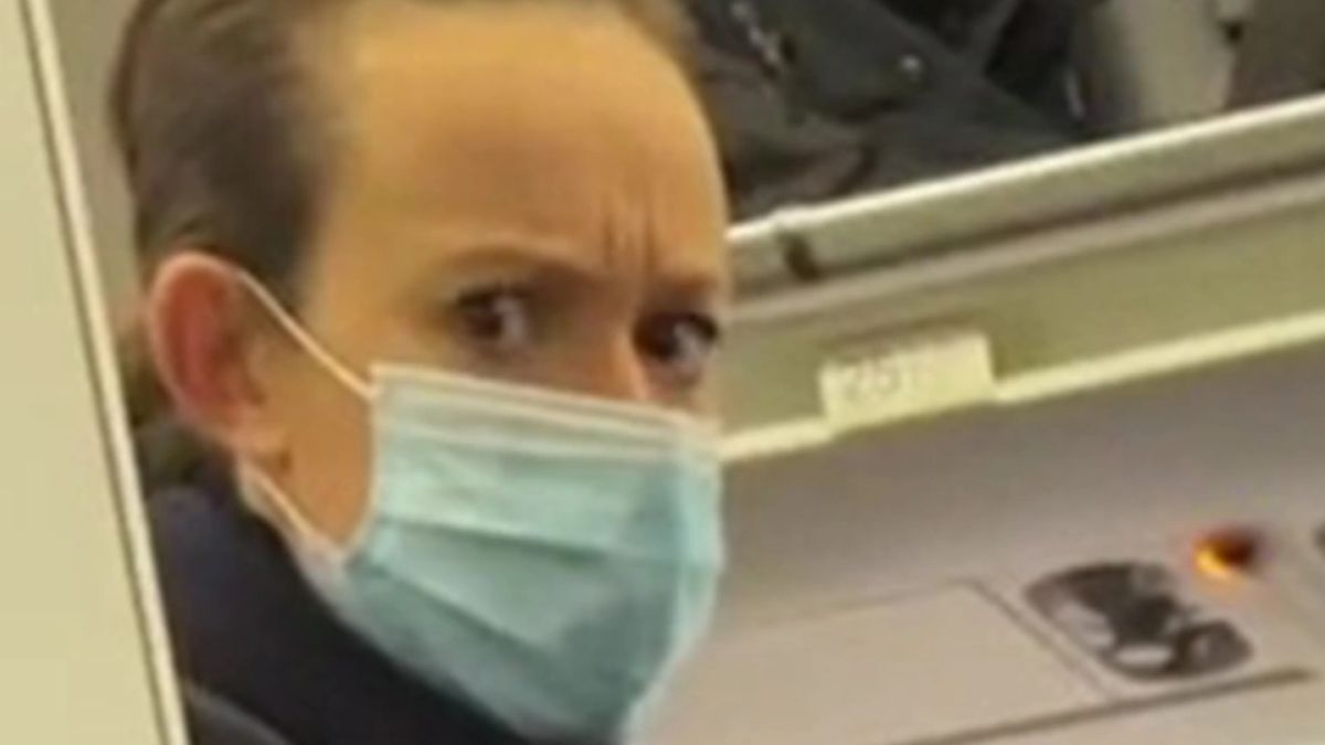 Zdziwiona stewardesa okazała się gwiazdą wideo 