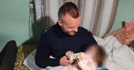 Policjanci nakarmili i zaopiekowali się 2-latką. Jej pijani rodzice trafili do aresztu