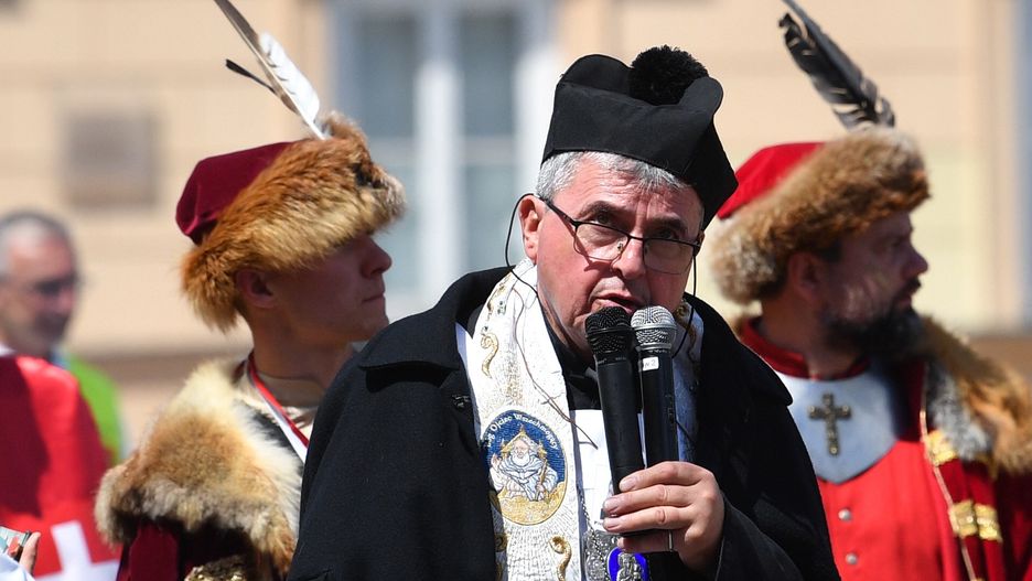 Ks. Piotr Natanek sprzedaje "cudowną wodę"