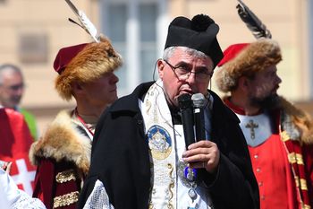 Cudowna woda ks. Natanka z Grzechyni. Między wiarą, biznesem a sanepidem