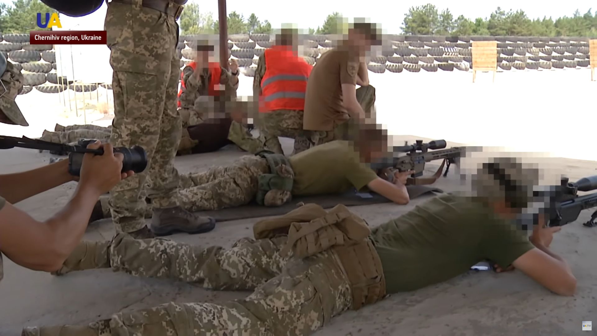 Samopowtarzalny karabin UR-10 Zbroyar na drugim planie.