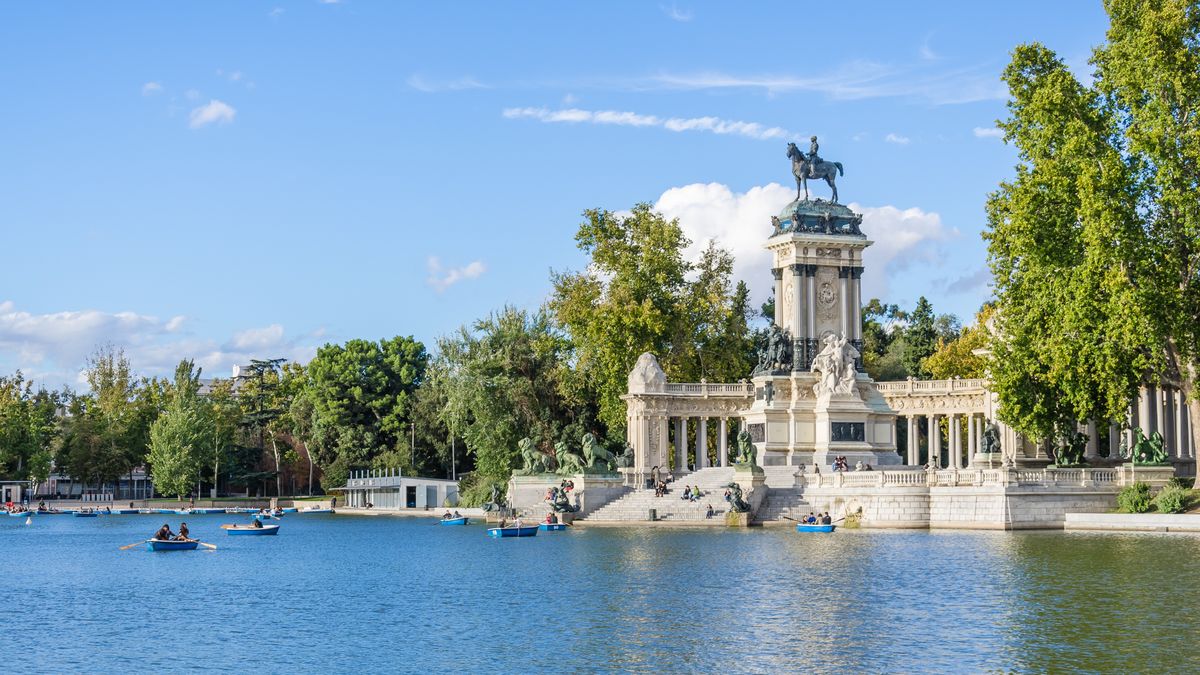 Park Retiro kochają i mieszkańcy Madrytu, i turyści
