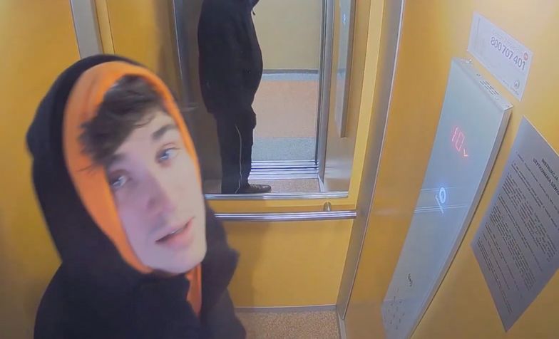 Spojrzał prosto w kamerę i podpalił windę. Policja szuka tego mężczyzny
