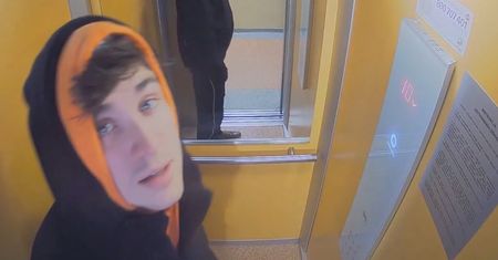 Spojrzał prosto w kamerę i podpalił windę. Policja szuka tego mężczyzny