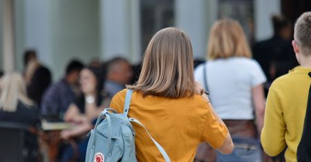 Idiotyczna zabawa niemieckich uczniów. Dyrektor szkoły mówi "szach-mat"